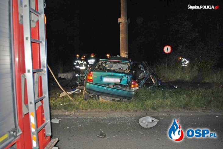 Dwie osoby zginęły w Będzinie. Auto rozbiło się na latarni. OSP Ochotnicza Straż Pożarna