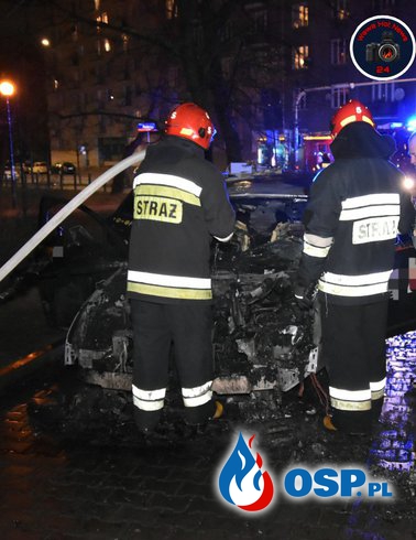 Pożar taksówki w Warszawie. Kierowca próbował stłumić płomienie gaśnicą. OSP Ochotnicza Straż Pożarna