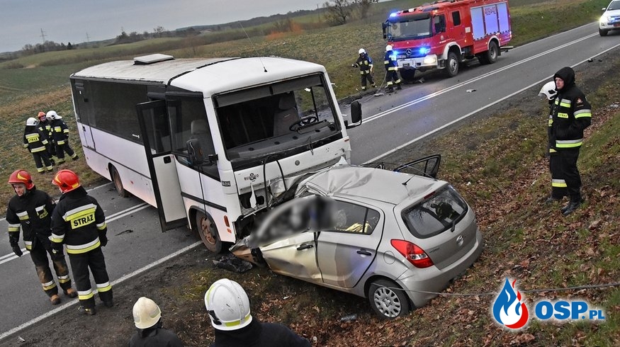 Czołowe zderzenie samochodu z autobusem. Zginęła 34-letnia kobieta. OSP Ochotnicza Straż Pożarna