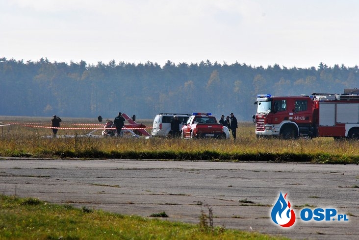 Wypadek awionetki na lotnisku w Kamieniu Śląskim. Dwie osoby są ranne. OSP Ochotnicza Straż Pożarna