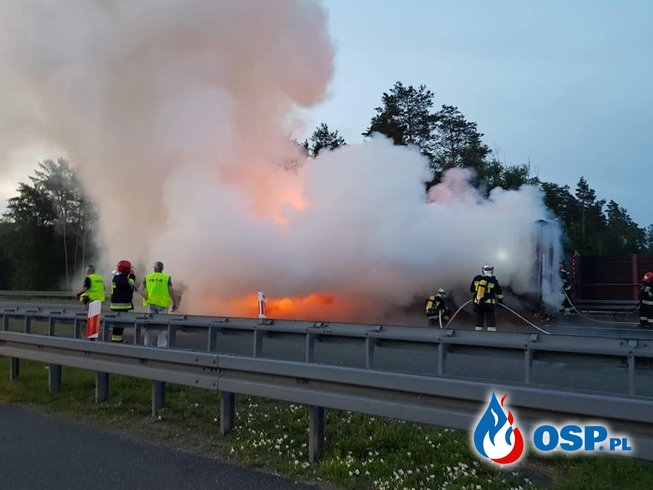 Pożar naczepy ciężarówki na autostradzie A2. Duże utrudnienia w ruchu. OSP Ochotnicza Straż Pożarna