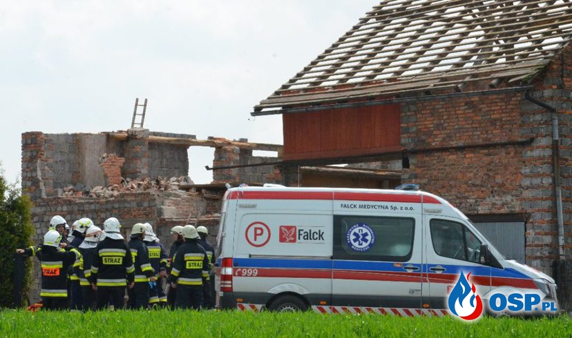 Podczas prac rozbiórkowych zawaliła się ściana. Ranna jedna osoba OSP Ochotnicza Straż Pożarna
