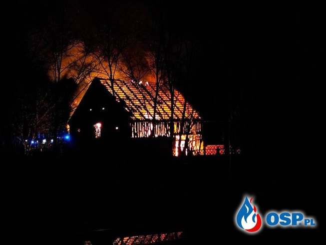 Nocny pożar stodoły w Osiecznicy. Budynek doszczętnie spłonął. OSP Ochotnicza Straż Pożarna