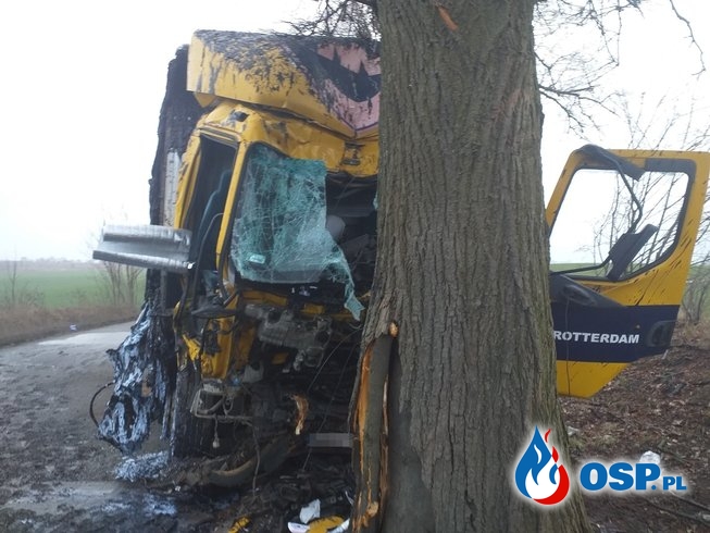 Ciężarówka uderzyła w drzewo. Na miejscu lądował śmigłowiec LPR. OSP Ochotnicza Straż Pożarna