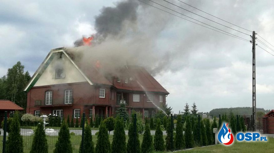 Pożar domu w Jełowej. Na miejscu kilkanaście zastępów straży pożarnej. OSP Ochotnicza Straż Pożarna