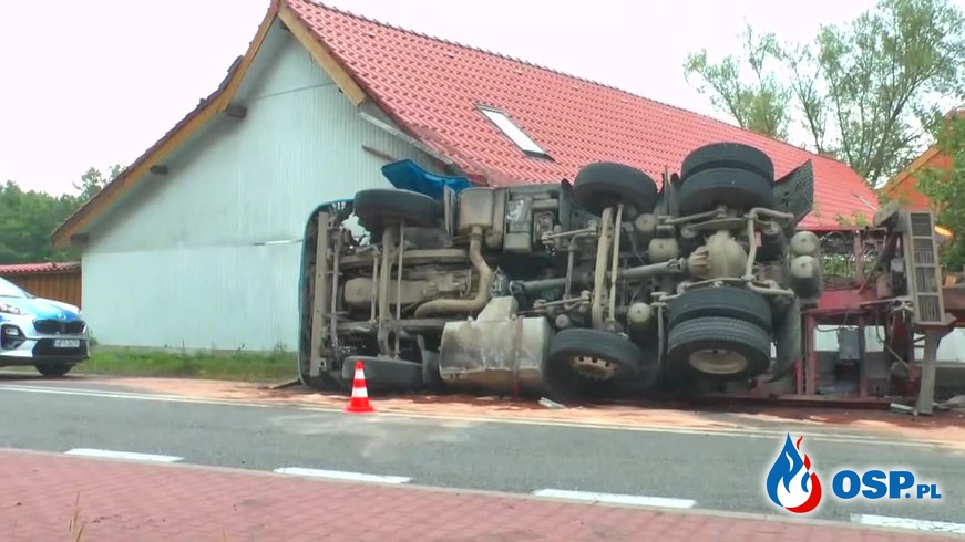Groźny wypadek pod Szczytnem. Ciężarówka wypadła z drogi i uderzyła w budynek. OSP Ochotnicza Straż Pożarna