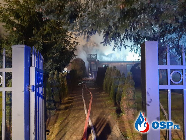 Nocny pożar plebanii pod Augustowem. Ogień gasiło 19 zastępów strażaków. OSP Ochotnicza Straż Pożarna
