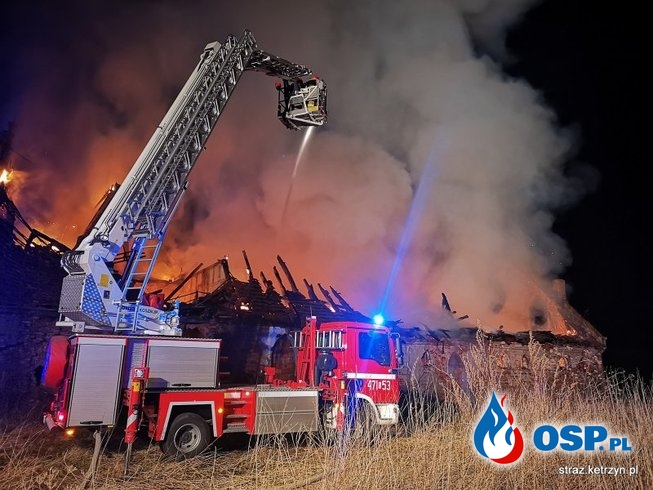 Nocny pożar zabytkowego magazynu pod Kętrzynem. Zawalił się dach. OSP Ochotnicza Straż Pożarna