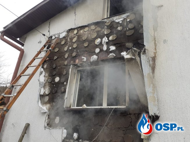 Tragiczny pożar domu w Małopolsce. Z pomocą ruszyli sąsiedzi. OSP Ochotnicza Straż Pożarna