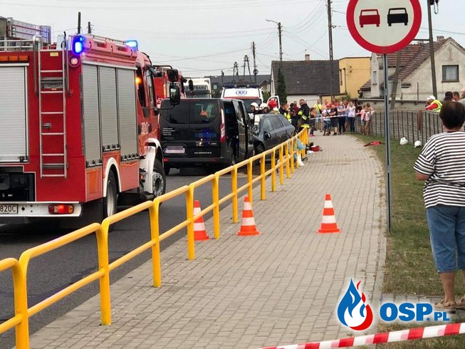 Cztery osoby ranne po czołowym zderzeniu pod Opolem. Na miejsce wezwano śmigłowiec LPR. OSP Ochotnicza Straż Pożarna