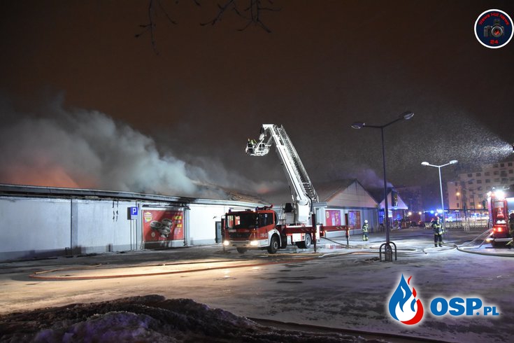 Pożar supermarketu na warszawskich Bielanach. Zawalił się dach sklepu. OSP Ochotnicza Straż Pożarna