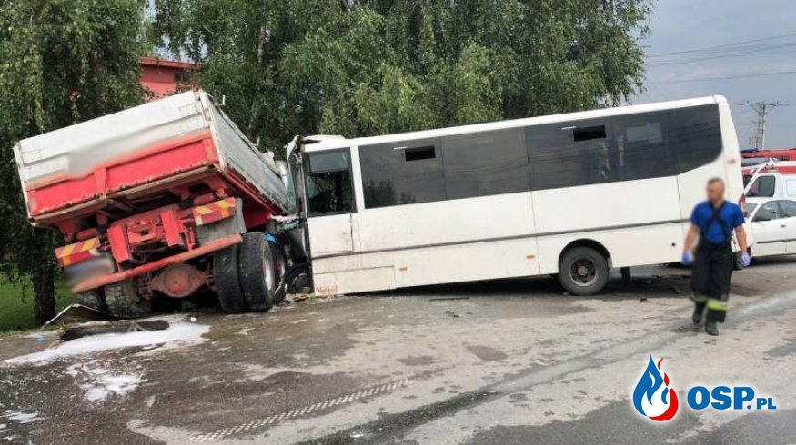 Jedna osoba zginęła, 33 są ranne po zderzeniu autobusu z ciężarówką pod Nowym Sączem OSP Ochotnicza Straż Pożarna