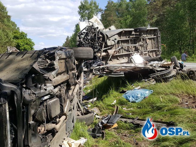 Czołowe zderzenie auta dostawczego z BMW ciągnącym przyczepę. 4 osoby ranne. OSP Ochotnicza Straż Pożarna