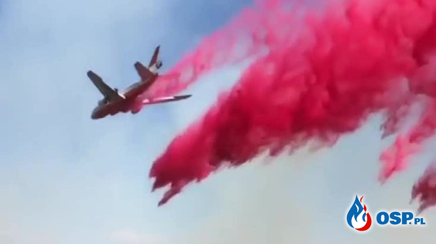 "Czerwony aerozol" zrzucony z boeinga 747 na ogromny pożar traw w San Francisco [FILM]   OSP Ochotnicza Straż Pożarna