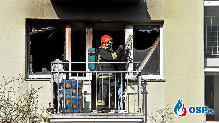 Tragiczny pożar mieszkania w Warszawie. Nie żyje kobieta. OSP Ochotnicza Straż Pożarna