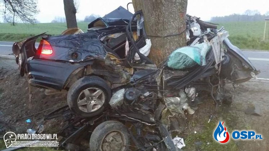 Kierowane przez 20-latka BMW owinęło się wokół drzewa! OSP Ochotnicza Straż Pożarna