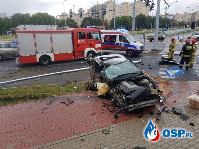 Kierowca BMW rozbił auto na słupie. Potem rzucił się z pięściami na ratowników. OSP Ochotnicza Straż Pożarna