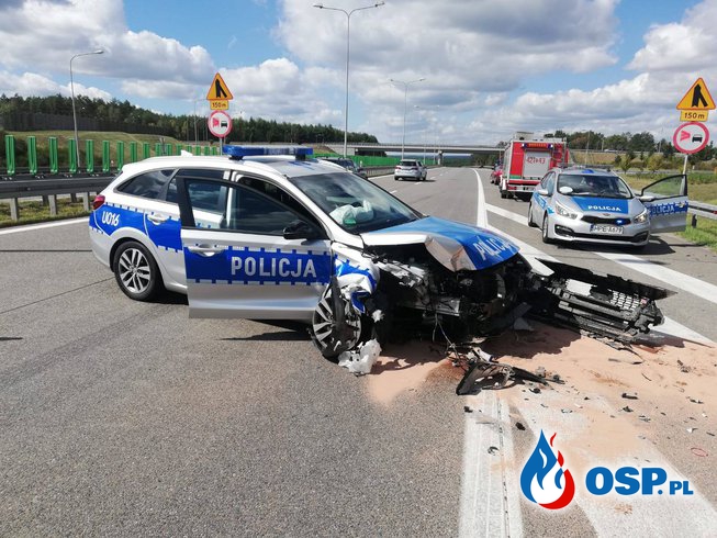 Policyjny radiowóz rozbił się na barierze na autostradzie A2 OSP Ochotnicza Straż Pożarna