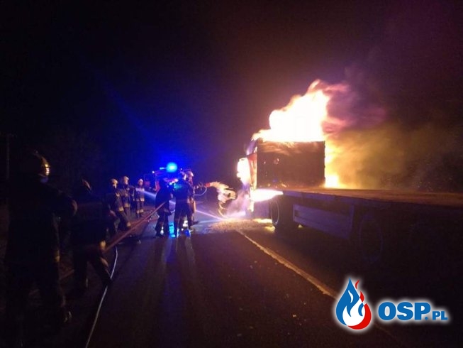 Ciągnik siodłowy doszczętnie spłonął w Petrykach, w Wielkopolsce. OSP Ochotnicza Straż Pożarna