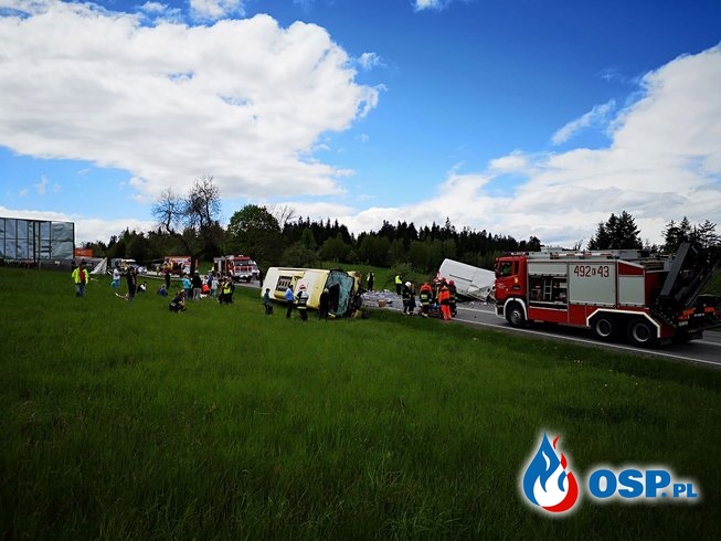 Tragiczny karambol na Zakopiance. Jedna osoba nie żyje, 10 osób jest rannych. OSP Ochotnicza Straż Pożarna