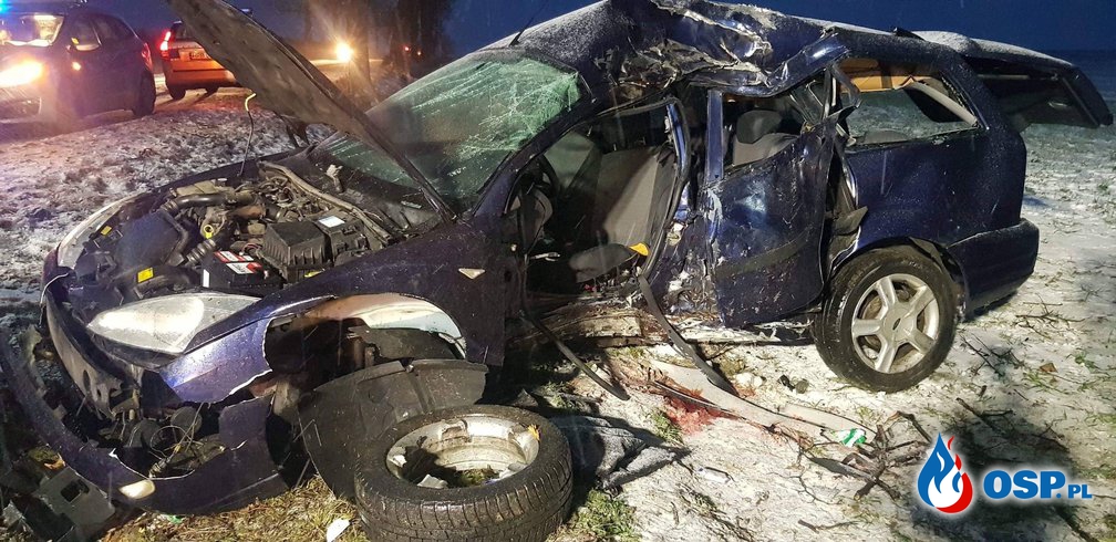 37-letni kierowca nie żyje. Ford wjechał w drzewo. OSP Ochotnicza Straż Pożarna