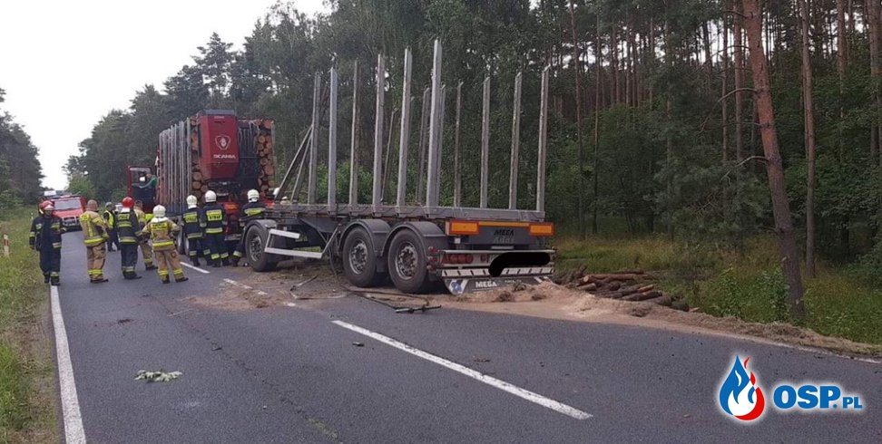 Kolizja samochodu ciężarowego transportującego drewno OSP Ochotnicza Straż Pożarna