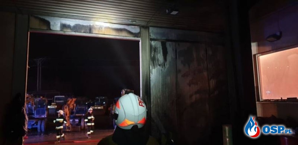 Pożar hali magazynowej w Nowym Sączu. W akcji 11 zastępów strażaków. OSP Ochotnicza Straż Pożarna
