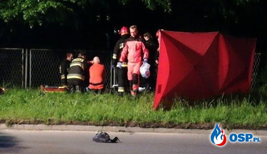 Motocyklista złamał znak i przewrócił latarnię. Tragiczny wypadek w Knurowie. OSP Ochotnicza Straż Pożarna