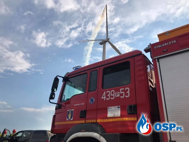 Piorun spowodował pożar wiatraka. Trudna akcja gaśnicza w Ciołkowie. OSP Ochotnicza Straż Pożarna