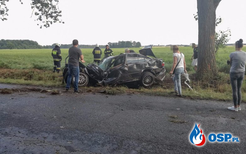 Wypadek BMW w Chróścinie. 20-letni kierowca rozbił samochód na drzewie. OSP Ochotnicza Straż Pożarna