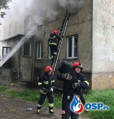 Czterosoboowa rodzina ewakuowana przez strażaków z płonącego mieszkania OSP Ochotnicza Straż Pożarna