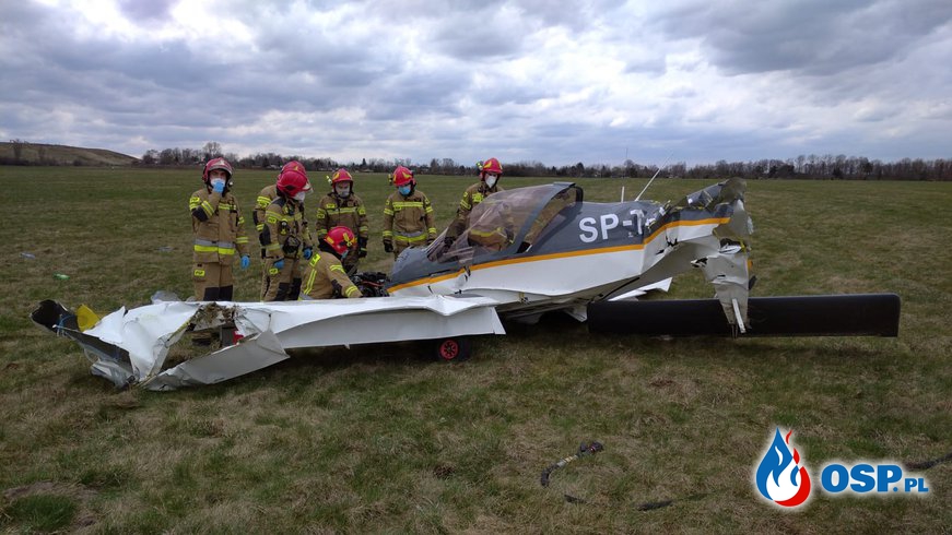 Wypadek samolotu w Gliwicach. Awionetka koziołkowała podczas lądowania. OSP Ochotnicza Straż Pożarna