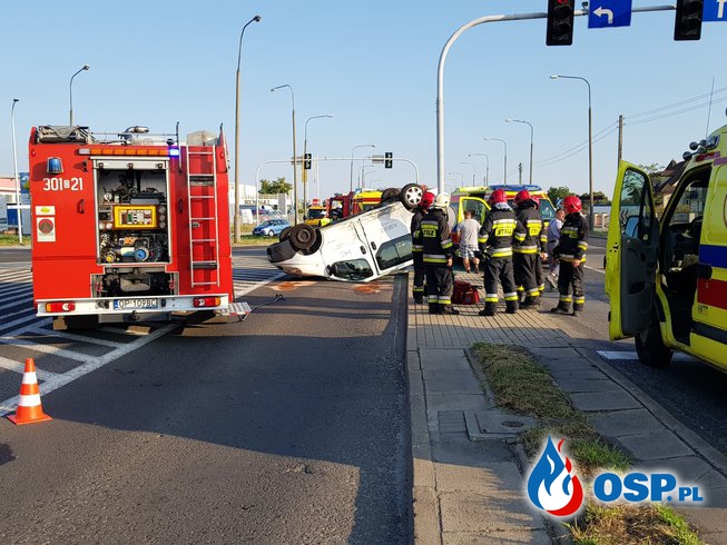 Wypadek w Opolu. Bus po zderzeniu dachował na skrzyżowaniu. OSP Ochotnicza Straż Pożarna