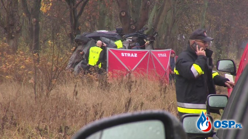 "Samochód owinął się wokół drzewa". Śmiertelny wypadek w Starym Czarnowie. OSP Ochotnicza Straż Pożarna