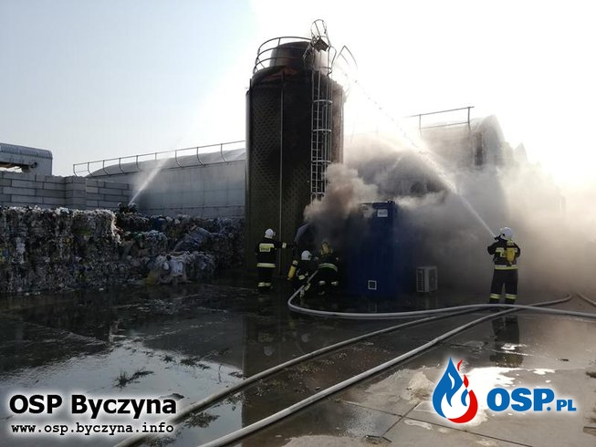 Pożar silosa na składowisku odpadów w Gotartowie.  OSP Ochotnicza Straż Pożarna