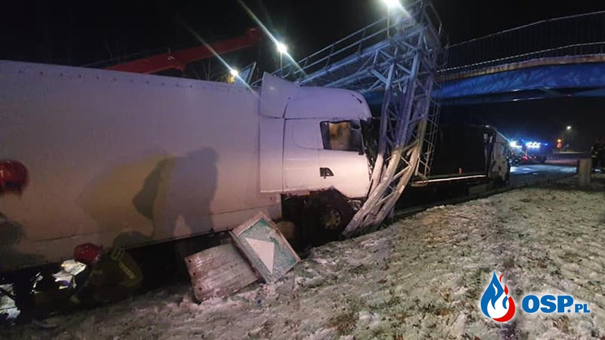 Zderzenie ciężarówek w Siedlcu, pojazdy uszkodziły bramownicę. Jeden z kierowców jest ranny. OSP Ochotnicza Straż Pożarna