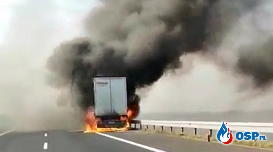 Pożar naczepy ciężarówki na A4. Kierowca zdołał uratować ciągnik. OSP Ochotnicza Straż Pożarna