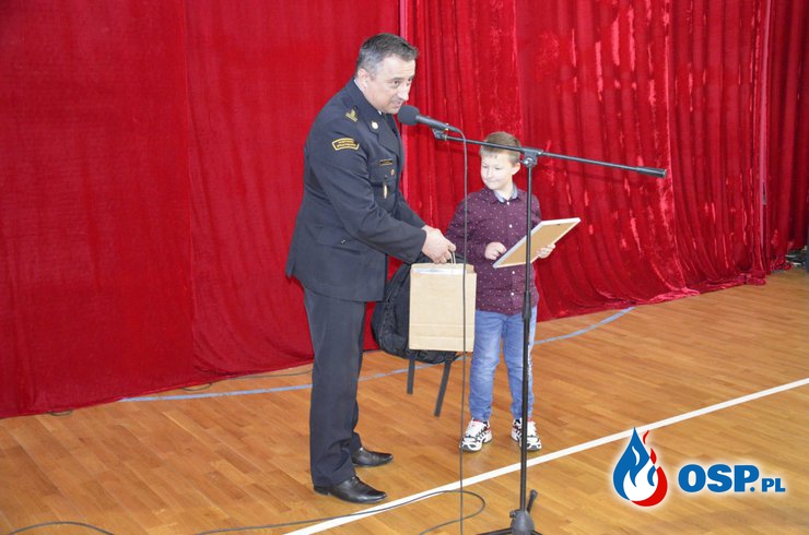 Zauważył pożar i obudził rodziców. Filip z odznaką "Iuvenis Forti". OSP Ochotnicza Straż Pożarna