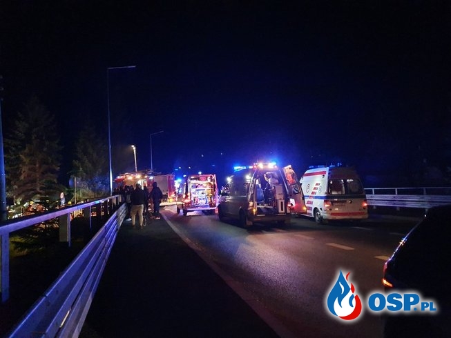 Tragiczny wypadek na "Zakopiance". Audi wypadło z drogi, zginął pasażer. OSP Ochotnicza Straż Pożarna