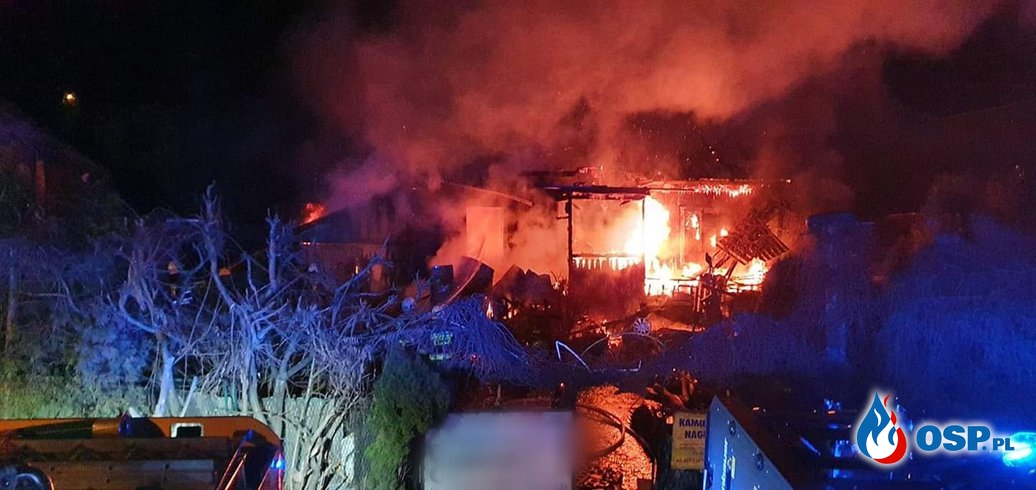 Drewniany dom stanął w ogniu. Nocny pożar w Januszowicach. OSP Ochotnicza Straż Pożarna