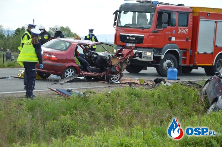 6 osób rannych po czołowym zderzeniu dwóch aut w Małopolsce. Lądował śmigłowiec LPR. OSP Ochotnicza Straż Pożarna