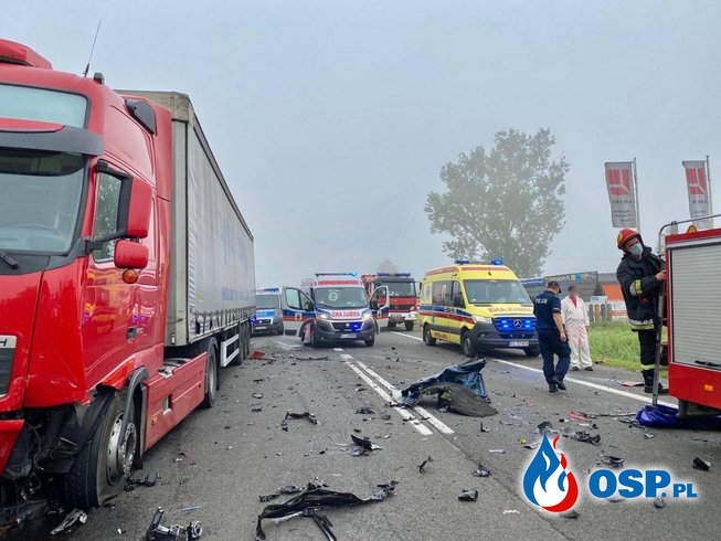 Czołowe zderzenie samochodu z ciężarówką. Jedna osoba zginęła, kolejna jest ranna. OSP Ochotnicza Straż Pożarna