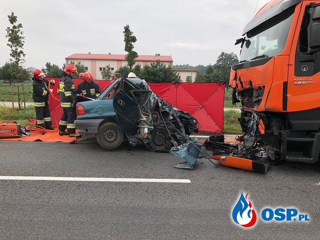 Czołowe zderzenie z ciężarówką. Kierowca opla zginął zmiażdżony w samochodzie! OSP Ochotnicza Straż Pożarna