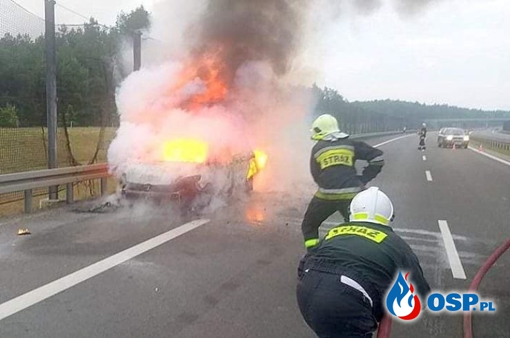 Auto zapaliło się podczas jazdy na S3. Rodzina jechała na urlop. OSP Ochotnicza Straż Pożarna