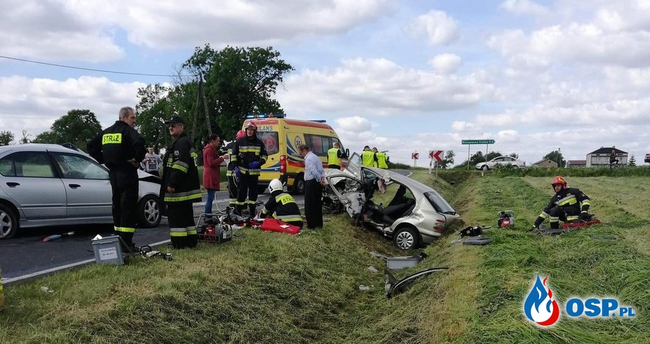 Dwie osoby zginęły w wypadku. "Przez brawurę młodego kierowcy". OSP Ochotnicza Straż Pożarna