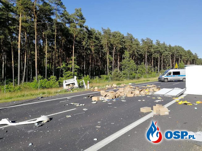 Ciężarówka, auto dostawcze i osobówka zderzyły się na S10. Dwie osoby trafiły do szpitala. OSP Ochotnicza Straż Pożarna