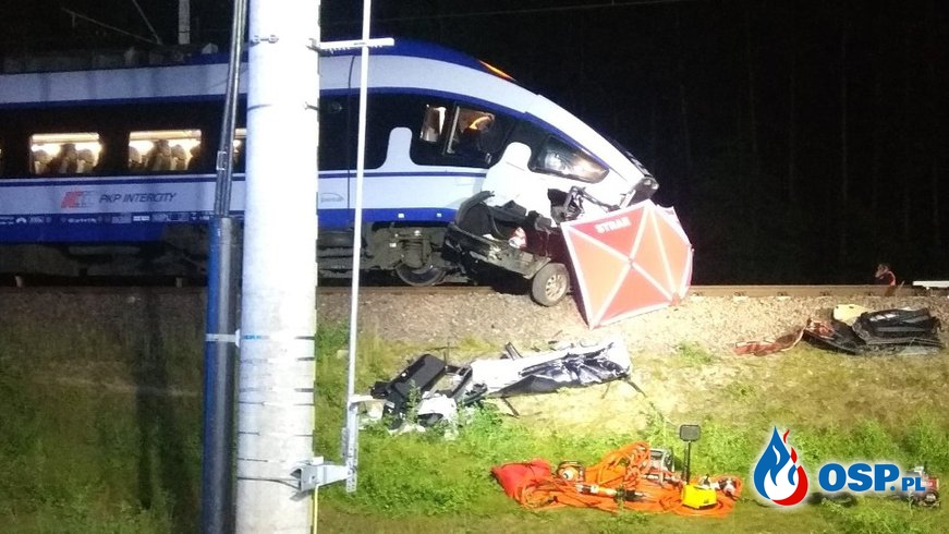 35-latka kierująca BMW ominęła rogatkę i wjechała pod pociąg. Tragedia na przejeździe kolejowym. OSP Ochotnicza Straż Pożarna
