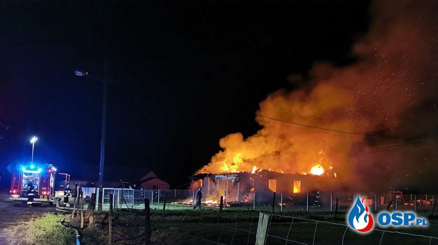 Nocny pożar domu jednorodzinnego. Budynek doszczętnie spłonął. OSP Ochotnicza Straż Pożarna