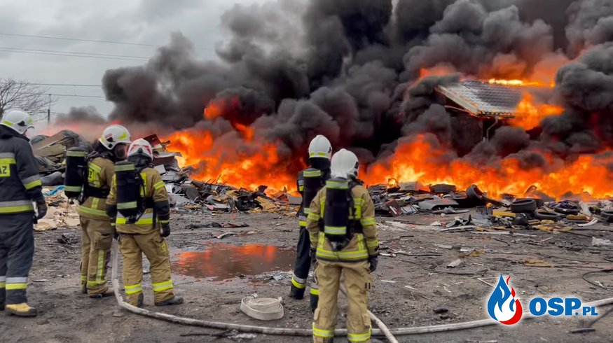 Pożar na nielegalnym złomowisku w Lęborku. W akcji 14 zastępów strażaków. OSP Ochotnicza Straż Pożarna