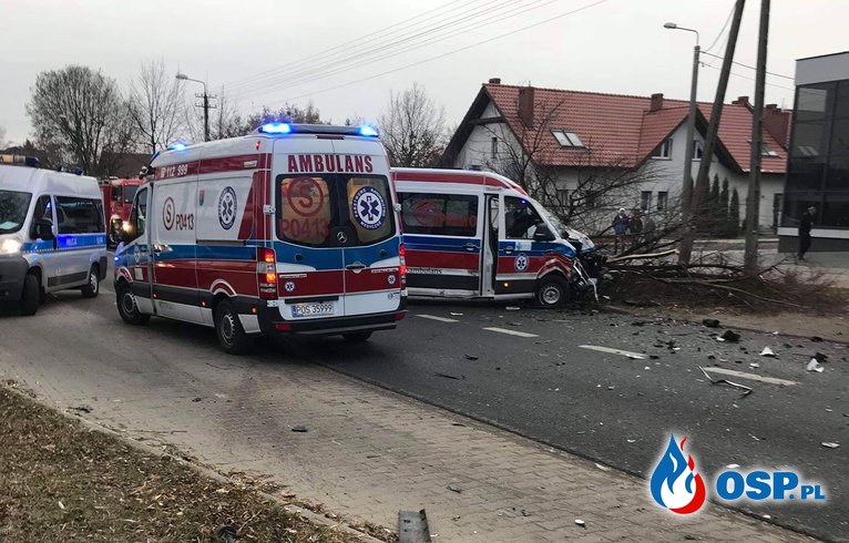 Poważny wypadek karetki jadącej na sygnale w Ostrowie Wielkopolskim! OSP Ochotnicza Straż Pożarna